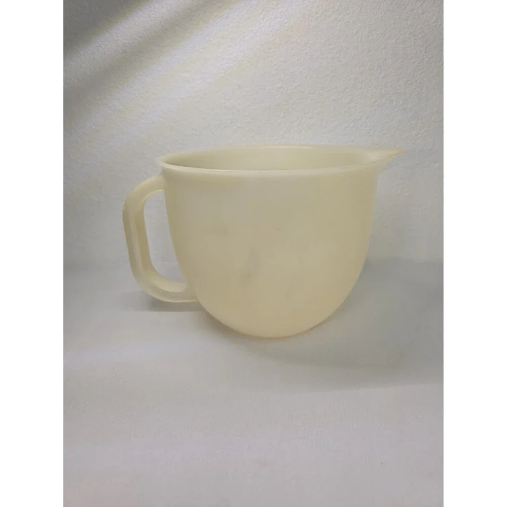 Vintage cream colored Tupperware measuring pitcher 8 cups kitchen Collectible